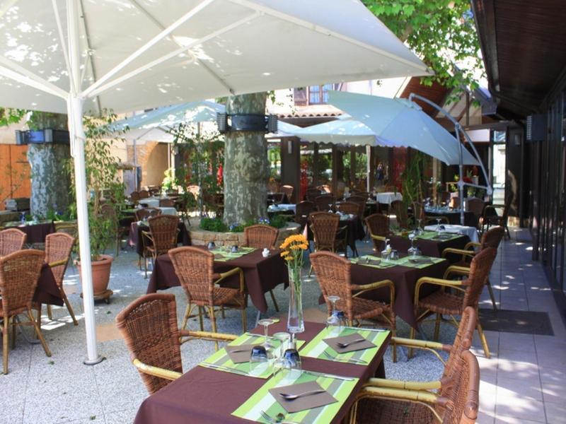 Logis Hôtel Tante Yvonne&son restaurant semi-gastronomique - Lyon Nord Quincieux Exterior foto